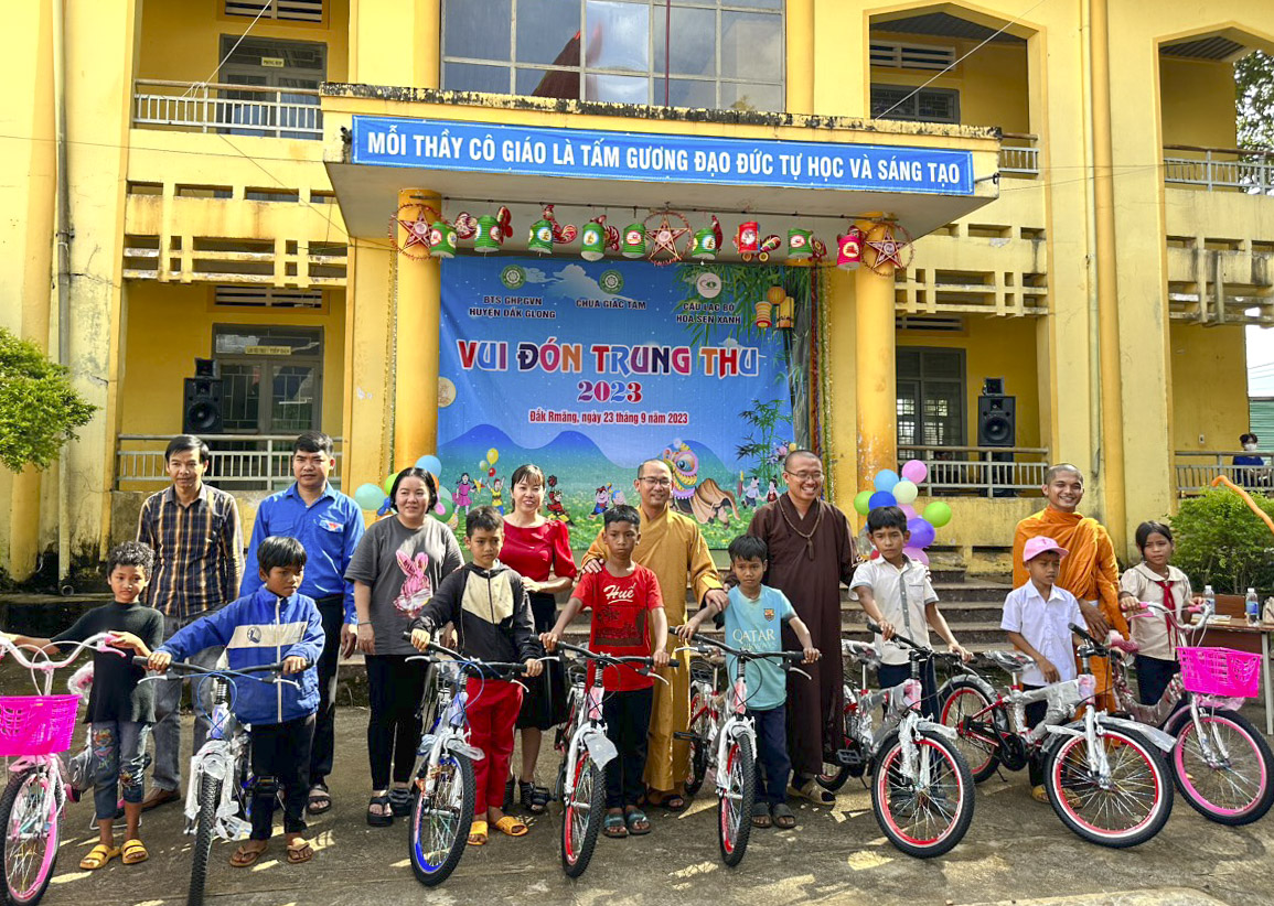 Đắk Nông:Tịnh xá Ngọc Đạt kết nối Mạnh Thường Quân tặng 2000 phần quà Trung thu cho các em thiếu nhi tại xã Đắk R’Măng